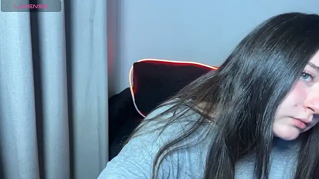 Snapshot of valentinauwu chatting on 10/19/25, 01:28 valentinauwu online show from 10/19/25, 01:28