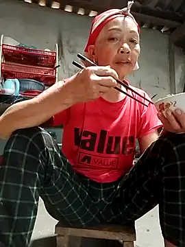 Snapshot of -Xuka-200 chatting on 10/31/25, 04:13 -Xuka-200 online show from 10/31/25, 04:13