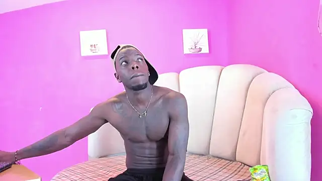 Snapshot of kingmaverickx chatting on 10/24/25, 12:01 kingmaverickx online show from 10/24/25, 12:01