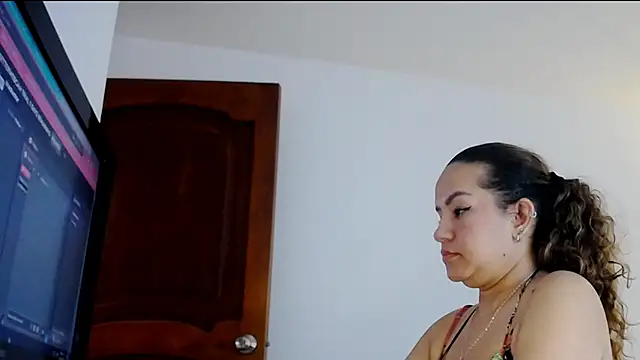 Snapshot of Dulce__Lovee chatting on 09/24/25, 11:57 Dulce Lovee online show from 09/24/25, 11:57