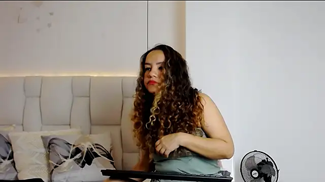 Snapshot of Dulce__Lovee chatting on 09/26/25, 11:36 Dulce Lovee online show from 09/26/25, 11:36