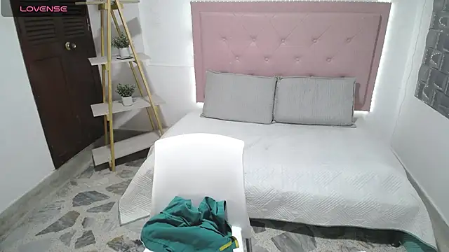 Snapshot of Dulce__Lovee chatting on 10/30/25, 12:12 Dulce Lovee online show from 10/30/25, 12:12