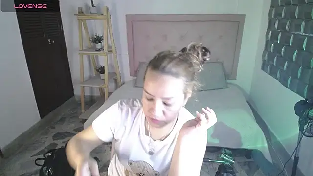 Snapshot of Dulce__Lovee chatting on 11/22/25, 10:20 Dulce Lovee online show from 11/22/25, 10:20