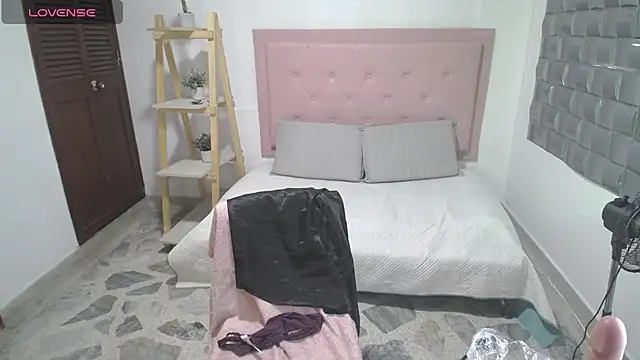 Snapshot of Dulce__Lovee chatting on 11/25/25, 01:00 Dulce Lovee online show from 11/25/25, 01:00