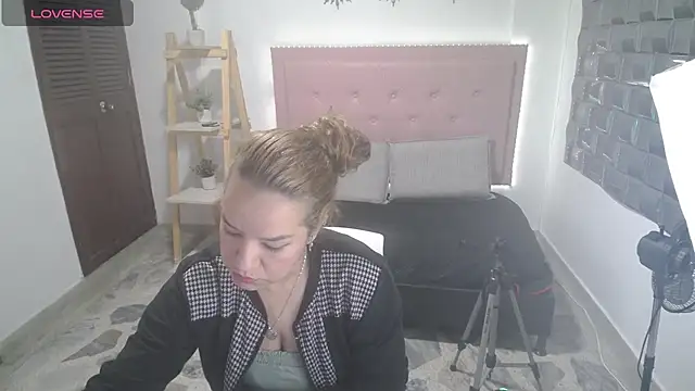 Snapshot of Dulce__Lovee chatting on 12/02/25, 01:28 Dulce Lovee online show from 12/02/25, 01:28