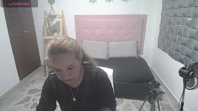 Snapshot of Dulce__Lovee chatting on 12/03/25, 09:02 Dulce Lovee online show from 12/03/25, 09:02