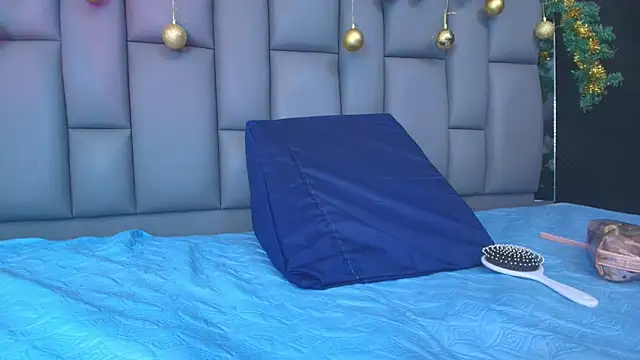 Snapshot of kissme_luna chatting on 12/19/25, 07:10 kissme luna online show from 12/19/25, 07:10