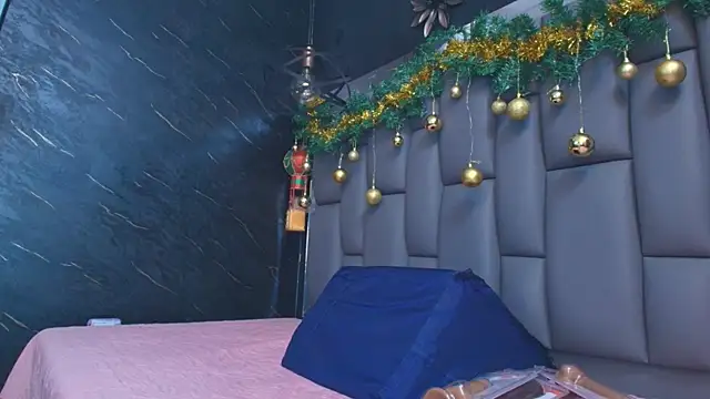 Snapshot of kissme_luna chatting on 12/20/25, 06:59 kissme luna online show from 12/20/25, 06:59