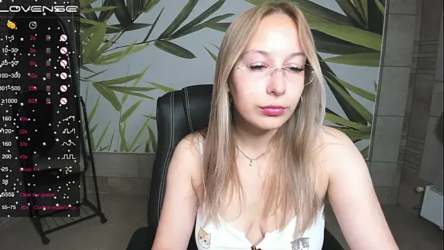 Snapshot of dina_sunshine chatting on 09/20/25, 02:45 dina sunshine online show from 09/20/25, 02:45