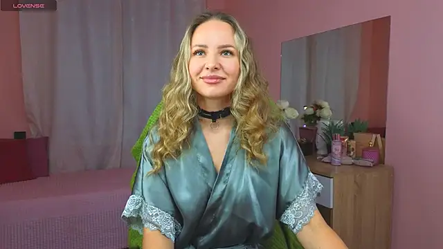 Snapshot of Hloya_Mei chatting on 09/13/25, 11:37 Hloya Mei online show from 09/13/25, 11:37