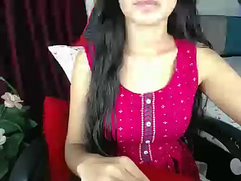 Snapshot of LOVE_BEAUTYY chatting on 10/19/25, 04:02 LOVE BEAUTYY online show from 10/19/25, 04:02