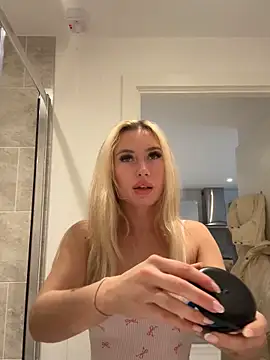 Snapshot of SexySaraxxoo chatting on 04/18/26, 10:08 SexySaraxxoo online show from 04/18/26, 10:08