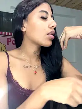 Snapshot of Deysha_Garcias chatting on 10/31/25, 01:28 Deysha Garcias online show from 10/31/25, 01:28