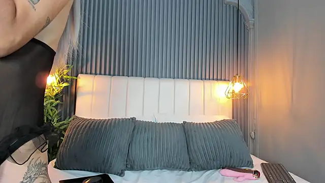 LunaBloomn online show from 10/08/25, 05:54