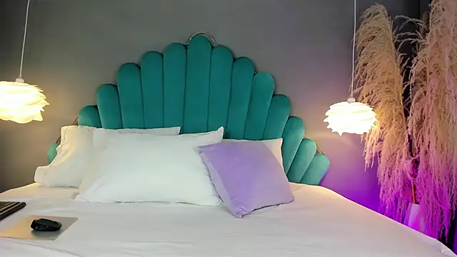 LunaBloomn online show from 10/20/25, 05:02