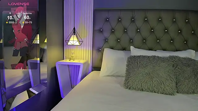 LunaBloomn online show from 11/26/25, 05:03