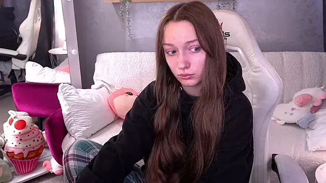 Snapshot of FoxyMayy chatting on 10/24/25, 06:21 FoxyMayy online show from 10/24/25, 06:21