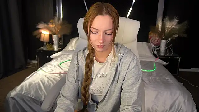 Snapshot of FoxyMayy chatting on 11/09/25, 09:02 FoxyMayy online show from 11/09/25, 09:02