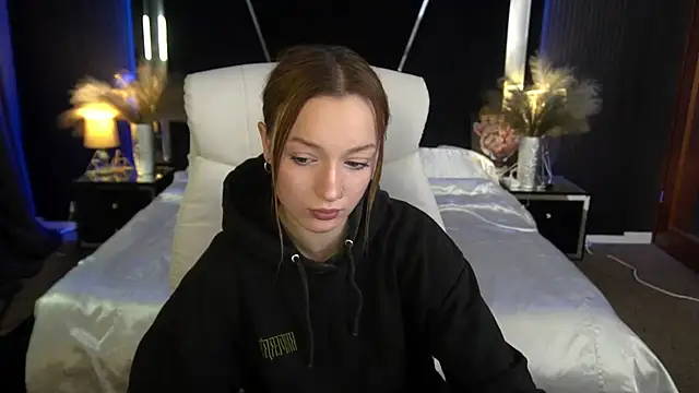 Snapshot of FoxyMayy chatting on 11/25/25, 02:17 FoxyMayy online show from 11/25/25, 02:17