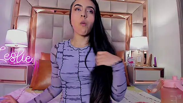 Snapshot of Leslie_Bussh_ chatting on 10/08/25, 08:06 Leslie Bussh online show from 10/08/25, 08:06