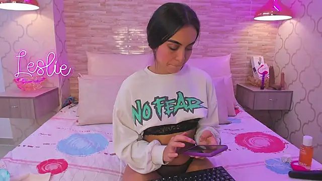 Snapshot of Leslie_Bussh_ chatting on 10/16/25, 03:24 Leslie Bussh online show from 10/16/25, 03:24