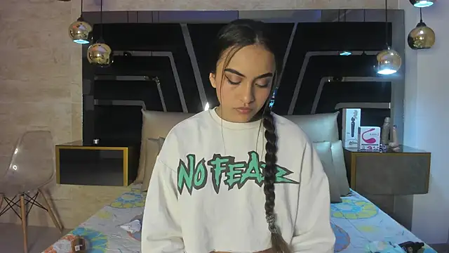 Snapshot of Leslie_Bussh_ chatting on 10/29/25, 08:10 Leslie Bussh online show from 10/29/25, 08:10