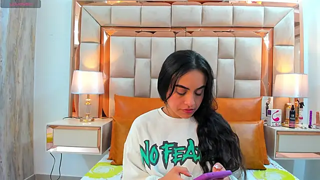 Snapshot of Leslie_Bussh_ chatting on 11/09/25, 11:08 Leslie Bussh online show from 11/09/25, 11:08