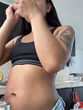 Snapshot of Leslie_Bussh_ chatting on 03/04/26, 03:40 Leslie Bussh online show from 03/04/26, 03:40