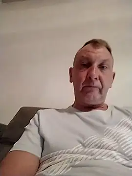 Snapshot of niezlomny75 chatting on 09/10/25, 10:43 niezlomny75 online show from 09/10/25, 10:43