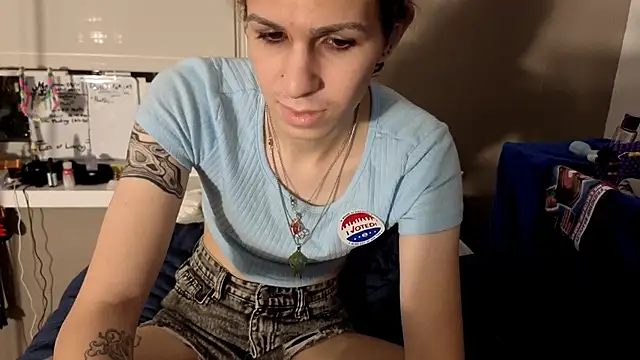 Snapshot of cuddlyavenue chatting on 11/05/25, 02:11 cuddlyavenue online show from 11/05/25, 02:11