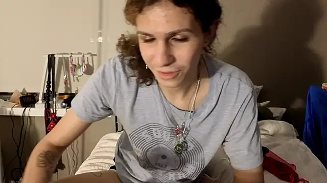 Snapshot of cuddlyavenue chatting on 11/06/25, 02:12 cuddlyavenue online show from 11/06/25, 02:12