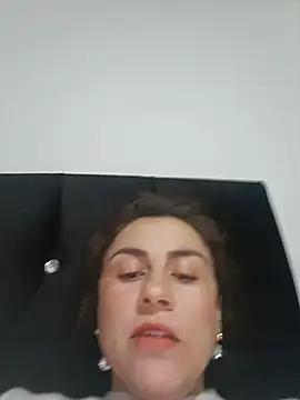 Snapshot of vanessa-titisM chatting on 06/04/26, 02:17 vanessa-titisM online show from 06/04/26, 02:17