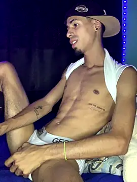 Snapshot of Alexx_1214 chatting on 10/10/25, 07:13 Alexx 1214 online show from 10/10/25, 07:13