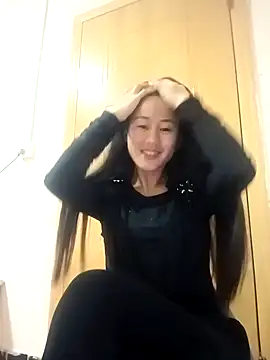 Snapshot of luy-xinh02 chatting on 11/13/25, 11:42 luy-xinh02 online show from 11/13/25, 11:42