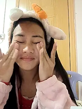 Snapshot of luy-xinh02 chatting on 11/27/25, 11:34 luy-xinh02 online show from 11/27/25, 11:34