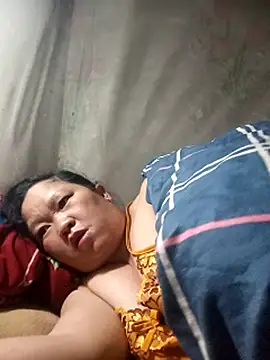 Snapshot of riso-00 chatting on 12/19/25, 04:25 riso-00 online show from 12/19/25, 04:25