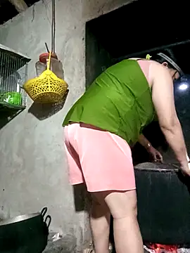 Snapshot of riso-00 chatting on 03/31/26, 01:44 riso-00 online show from 03/31/26, 01:44