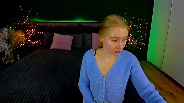 Snapshot of Alina_Blonde chatting on 09/20/25, 05:41 Alina Blonde online show from 09/20/25, 05:41