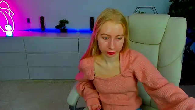 Snapshot of Alina_Blonde chatting on 10/12/25, 05:39 Alina Blonde online show from 10/12/25, 05:39