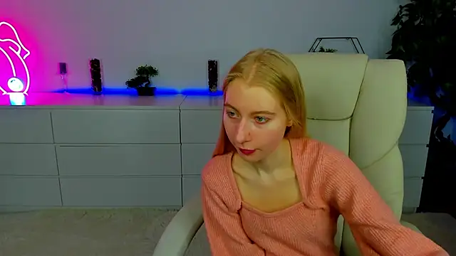 Snapshot of Alina_Blonde chatting on 10/14/25, 05:41 Alina Blonde online show from 10/14/25, 05:41