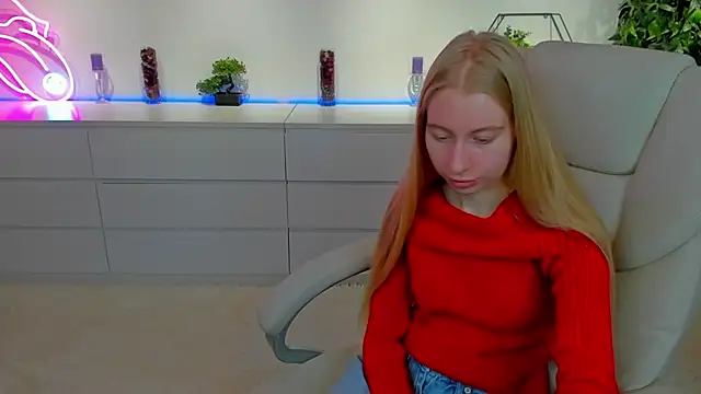 Snapshot of Alina_Blonde chatting on 11/01/25, 06:37 Alina Blonde online show from 11/01/25, 06:37