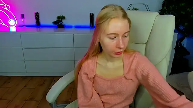 Snapshot of Alina_Blonde chatting on 11/12/25, 06:36 Alina Blonde online show from 11/12/25, 06:36