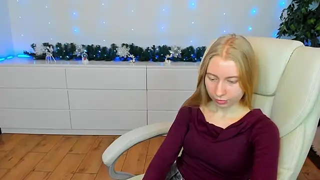 Snapshot of Alina_Blonde chatting on 12/03/25, 06:32 Alina Blonde online show from 12/03/25, 06:32