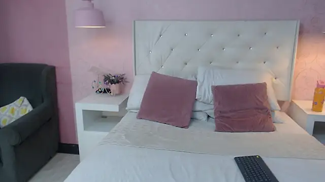 Snapshot of NatashaLimaa chatting on 10/06/25, 02:42 NatashaLimaa online show from 10/06/25, 02:42