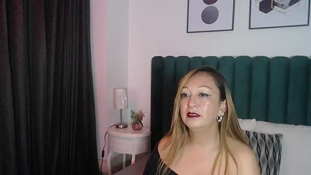 Snapshot of VictoriaQueen_Fg chatting on 09/22/25, 12:29 VictoriaQueen Fg online show from 09/22/25, 12:29