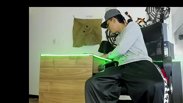 Snapshot of xxKamadevaxx chatting on 10/26/25, 01:50 xxKamadevaxx online show from 10/26/25, 01:50