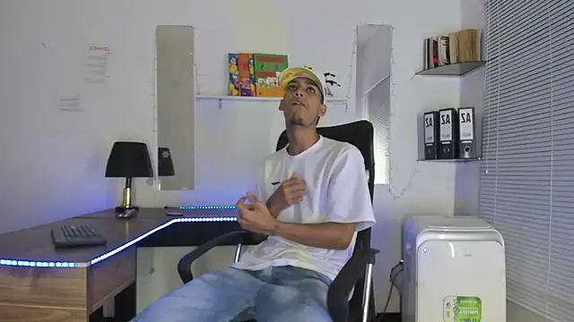 Snapshot of xxKamadevaxx chatting on 11/12/25, 12:27 xxKamadevaxx online show from 11/12/25, 12:27