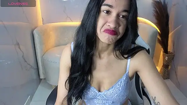 Snapshot of Maia_Tx chatting on 11/11/25, 01:00 Maia Tx online show from 11/11/25, 01:00