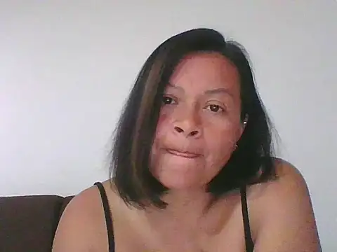 Snapshot of adri89-g chatting on 10/21/25, 04:30 adri89-g online show from 10/21/25, 04:30