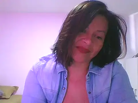 Snapshot of adri89-g chatting on 10/26/25, 03:18 adri89-g online show from 10/26/25, 03:18